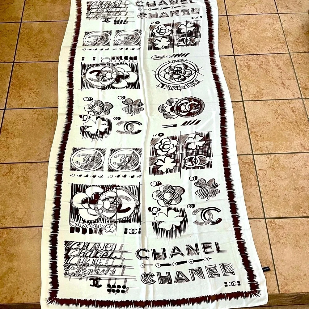 100% Graphic Print Scarf in White and Brown